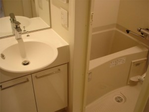 レジディア大森IIIのバスルームと独立洗面台