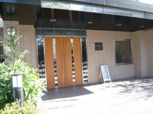 ルモン横浜蒔田公園の正面玄関